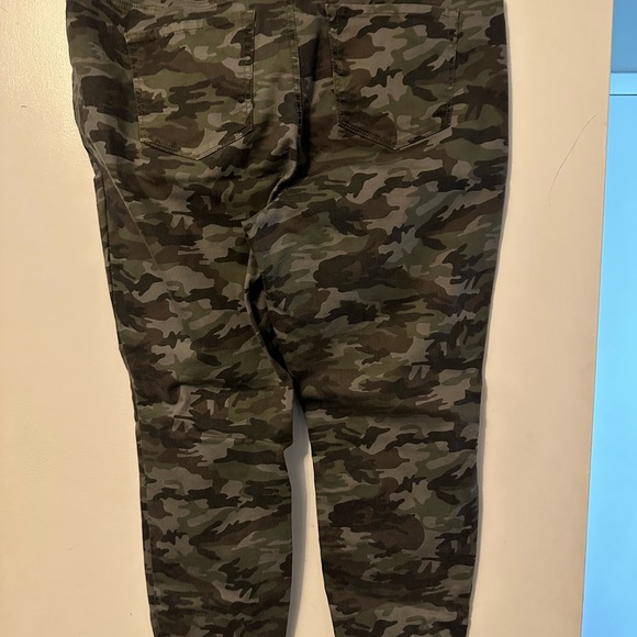 Camo Jeans - Picture 7 of 7
